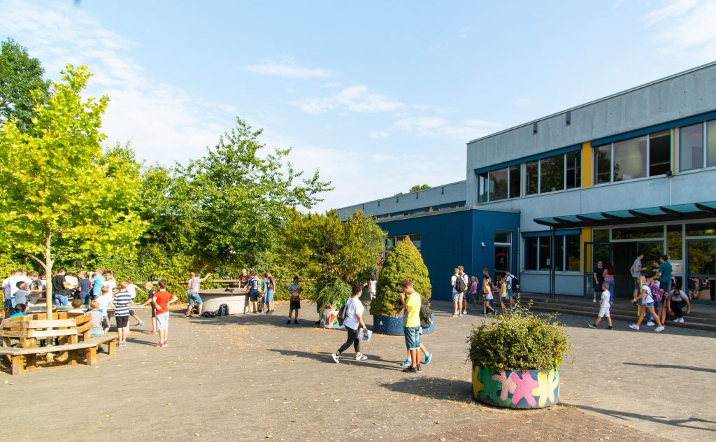 Eingangsbereich der GAZ mit spielenden Kindern
