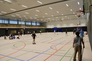 Impressionen aus der bewegten Pause (Kinder die in der Halle Ball spielen)